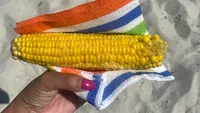 Porumbelul fierbinte a ajuns și în Grecia! Cu câți euro se vinde un porumb fiert pe plaja Golden Beach din Thassos