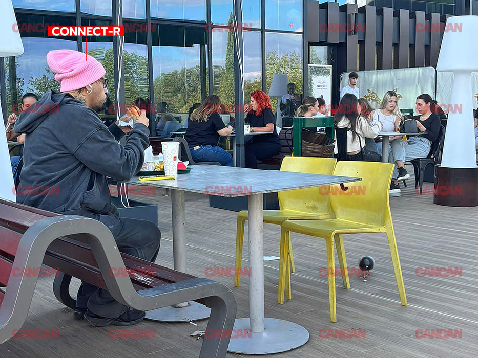 Connect-R, relaxat la masă, cu meniul de la McDonald’s în față