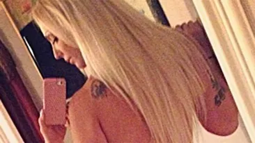 Credeai ca doar la noi se intampla ASTA? Ce a facut Alexandra Harra in TOALETA unui club din America, alaturi de mai multe tinere