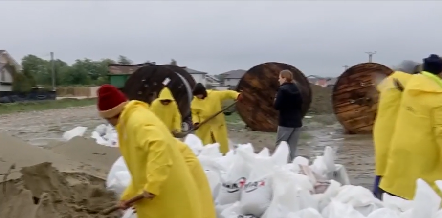 Imaginile devastatoare ale ciclonului Barbara! A făcut prăpăd în România: șosele transformate în lacuri, zeci de copaci căzuți