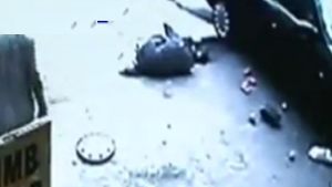 VIDEO Imagini socante! Sase persoane spulberate la semafor, in Bacau