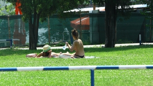 Imagini INCREDIBILE! S-au dezbracat si au facut asta intr-un parc din Bucuresti! Trecatorii au ramas masca!