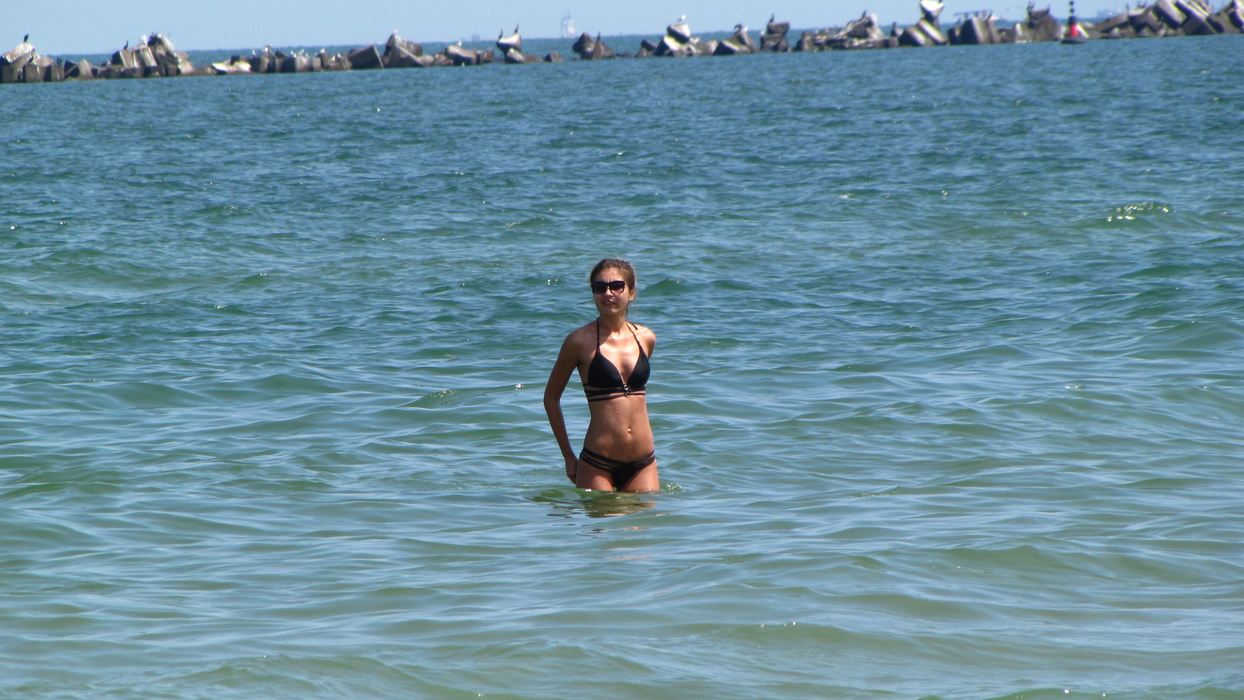 Doamnelor, nu vă lasaţi bărbaţii să vadă aceste imagini! Leta şi cu Nicoleta, ”pericole publice” pe plaja din Mamaia!