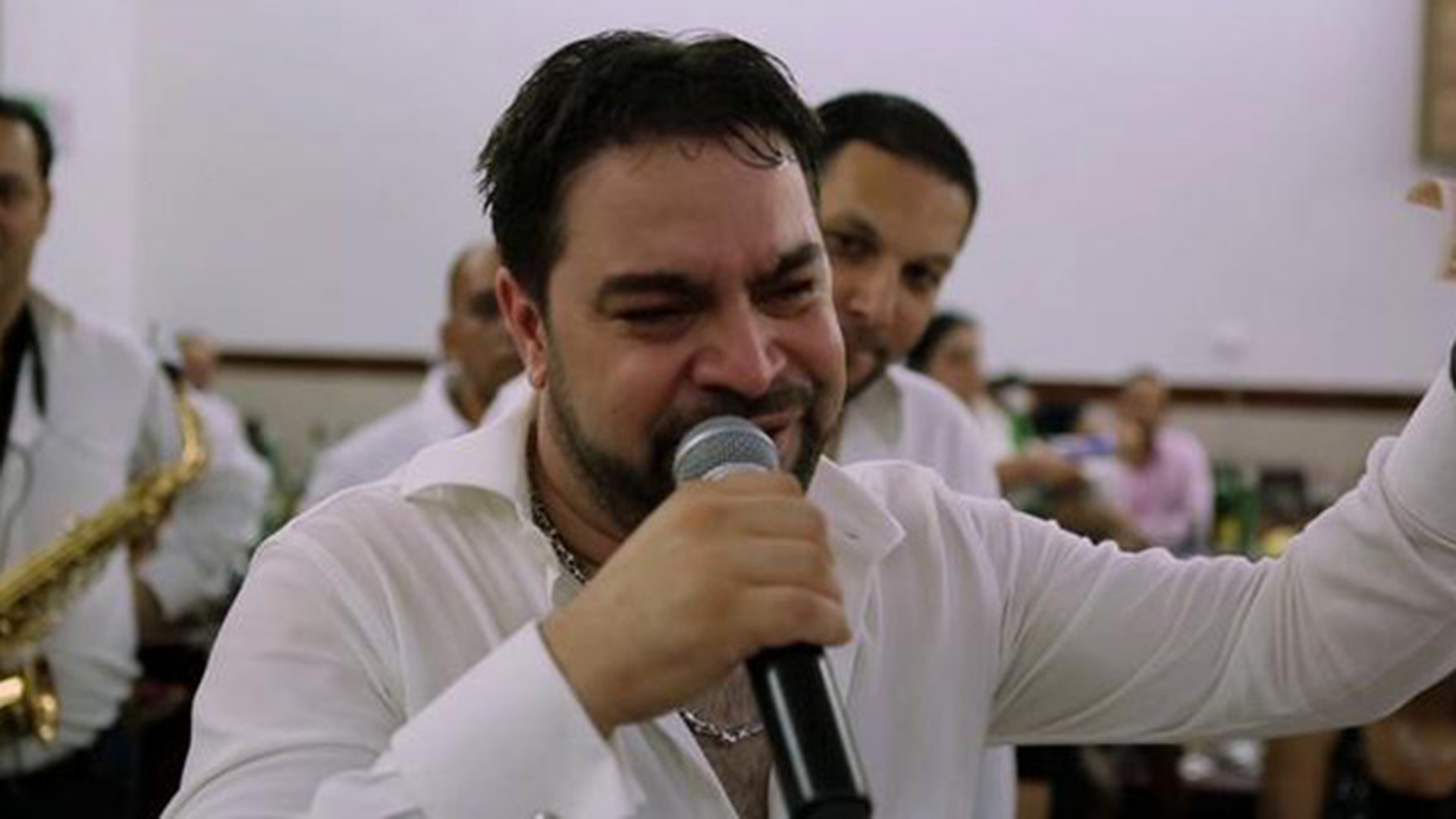 Ea este femeia care ii da putere lui Florin Salam! Bruneta e alaturi de cantaret la toate show-urile! Uite cum s-a distrat cu el