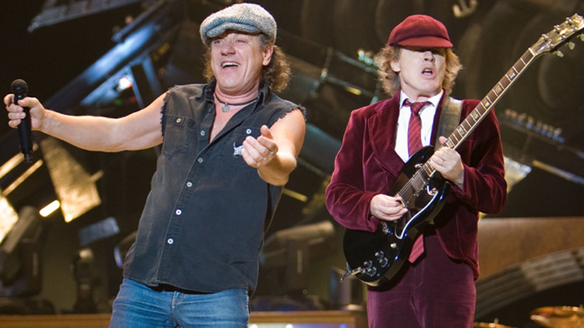 Se intampla in Romania! Rockerii de la AC/DC ne fac de cacao: "Vamesii de la Nadlac ne-au cerut spaga"
