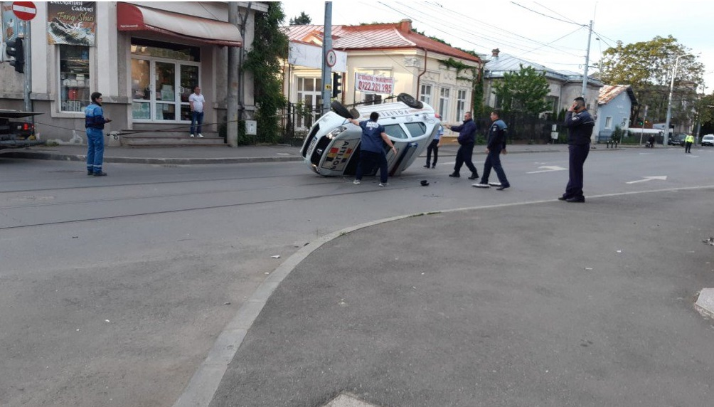 Un polițist din Ploiești, cascador după ce s-a urcat beat la volan. Cât de mare era alcoolemia lui