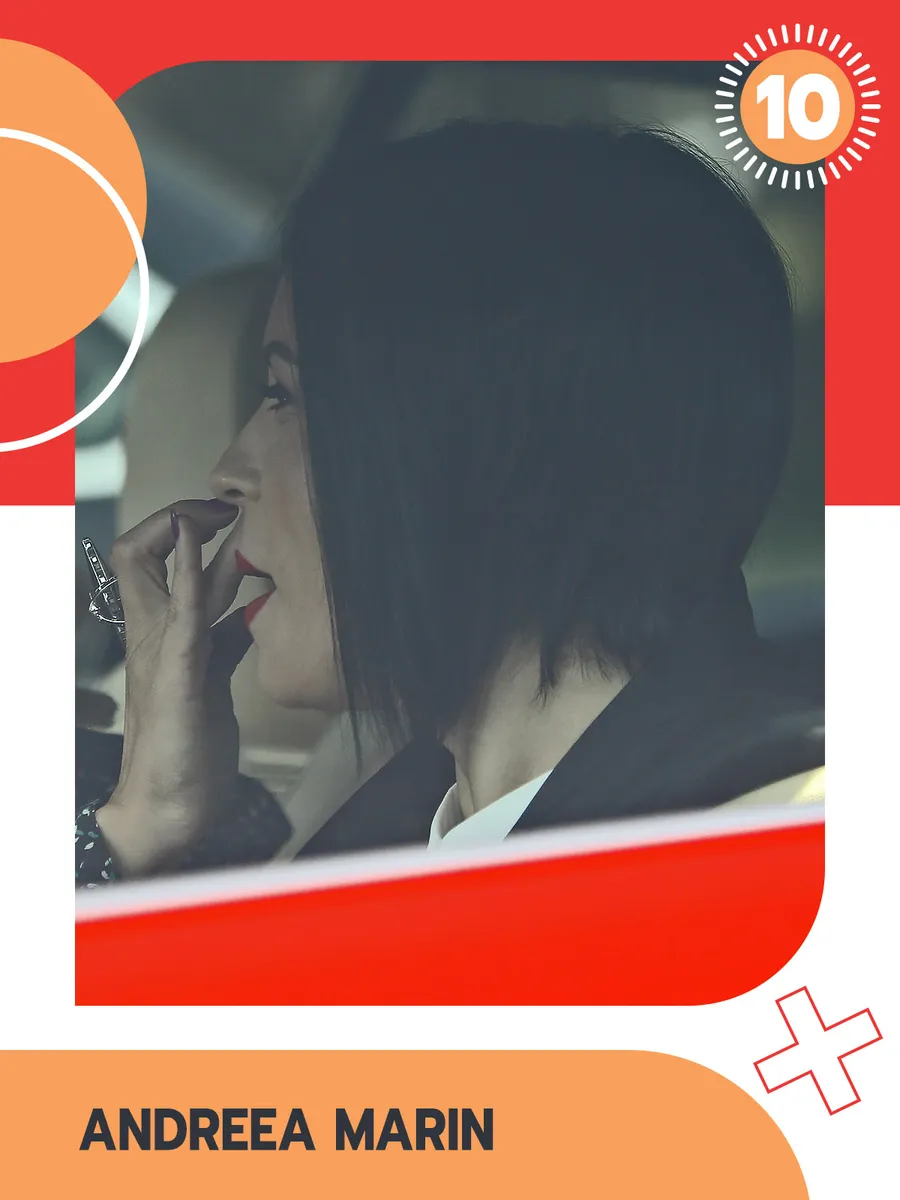 Andreea Marin, ajutată de o prietenă, se machiază în mașină 