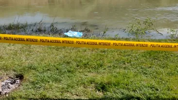 Cadavrul unui bărbat a fost descoperit în albia unui râu din Maramureș