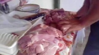 VIDEO In Romania se moare de foame si nu prea! Un cuplu din Rosiorii de Vede se filmeaza si se felicita ca are carne de porc: "Ce barbat am, mi-a luat carne de porc, uitati bai spaniolilor aici!"