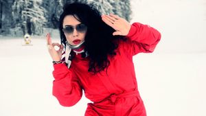 DJ Wanda se incalzeste cu palinca de Bihor pe partia de snowboard: "Dupa doua inghitituri te simti ca pe plaja la Miami"