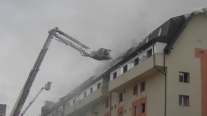 O văduvă a rămas pe drumuri cu cele două fete ale sale şi o nepoată, după ce casa le-a luat foc