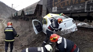 Taxi cu 2 clienţi, spulberat de un tren marfar la Orşova, după ce șoferul a forţat trecerea. Bilanțul victimelor