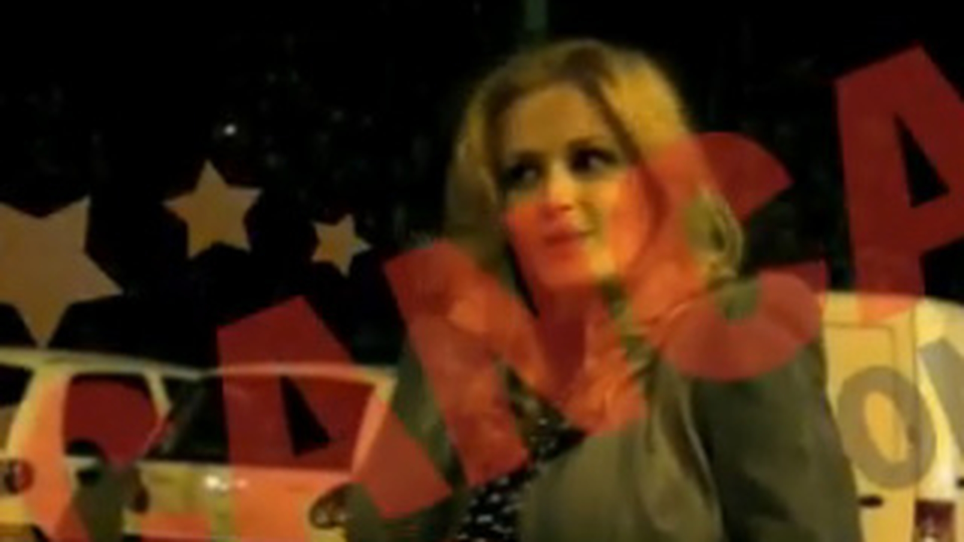 VIDEO Alina Crisan se da in spectacol asteptand taxiul!