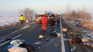 Accidentul în care 2 oameni au murit și 7 au fost răniți, provocat de explozia unui cauciuc