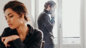 Din cauza facturilor ridicate, un bărbat și-a obligat nevasta să stea pe întuneric și i-a interzis să se spele: "Eu sunt singurul care muncește și aduce bani în casă"