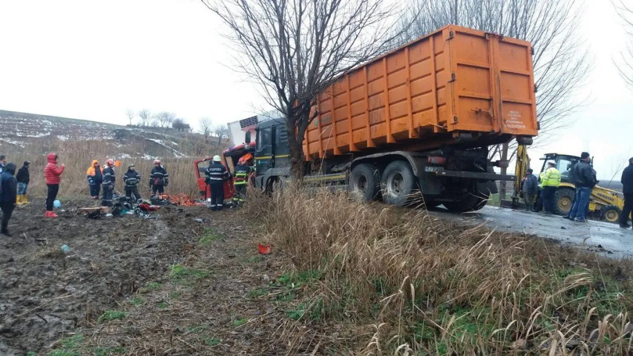 Accident în Băile Herculane, după ce o mașină s-a izbit de un camion. Șoferul autoturismului a murit