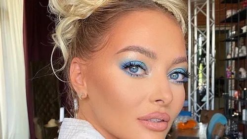 FOTO | Delia a arătat fanilor casa ei luxoasă, însă un detaliu hilar a ieșit în relief. Fanii s-au amuzat teribil. Ce se afla pe canapeaua vedetei