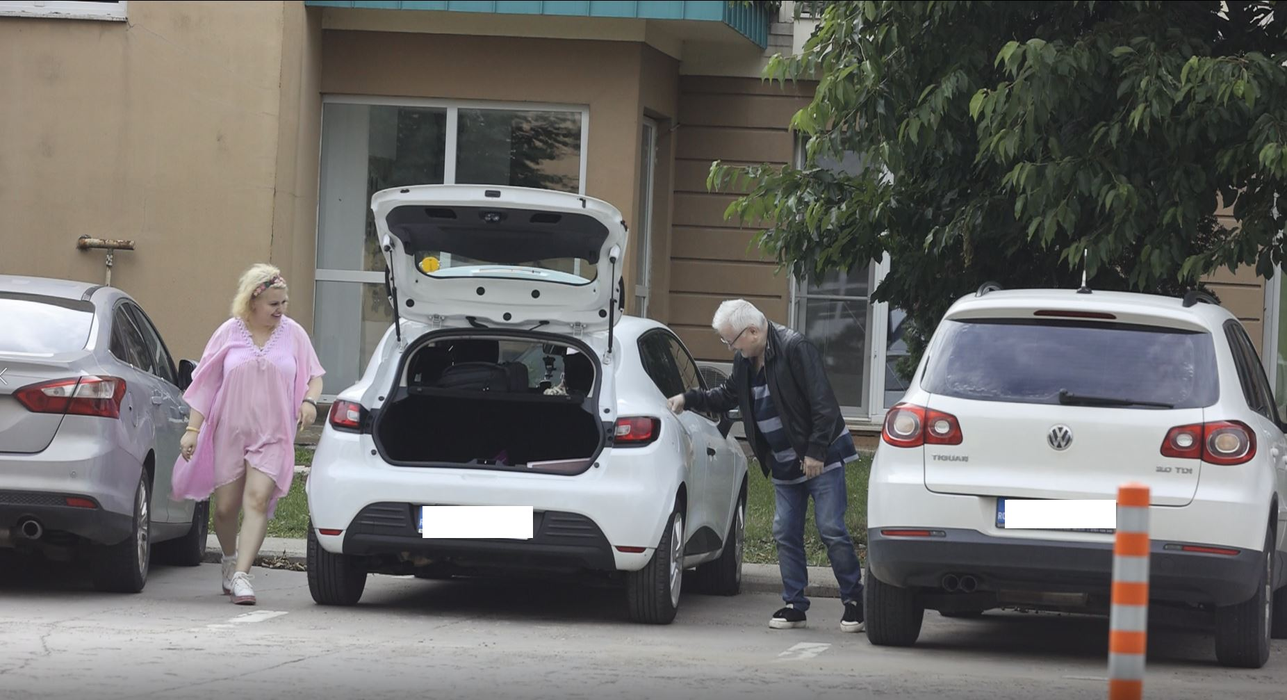 Irinel Columbeanu a ajuns acasă, adus de iubita lui, Daiana Duțu (Foto: CANCAN.RO)