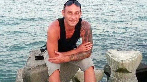Păcălea fetele să se dezbrace în faţa camerei, apoi le şantaja cu pozele indecente. Poliţiştii l-au luat ca din oală