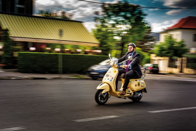 Omer Tetik şi scuterul său Vespa (Sursă foto: Ziarul Financiar)