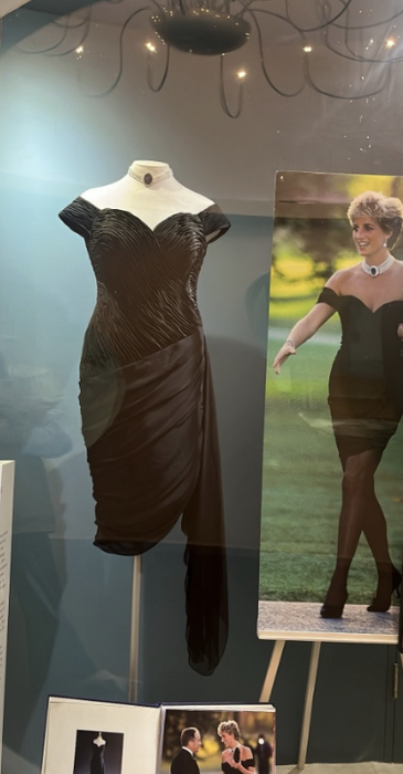Cu ce preț se vinde ”rochia răzbunării” purtată de Prințesa Diana pe 29 iunie 1994. A fost scoasă la licitație