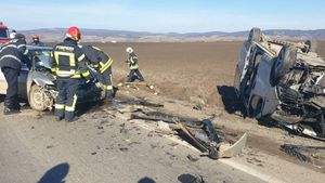Accident grav în Brașov! Un microbuz cu 10 pasageri, între care și copii, s-a ciocnit cu un autoturism