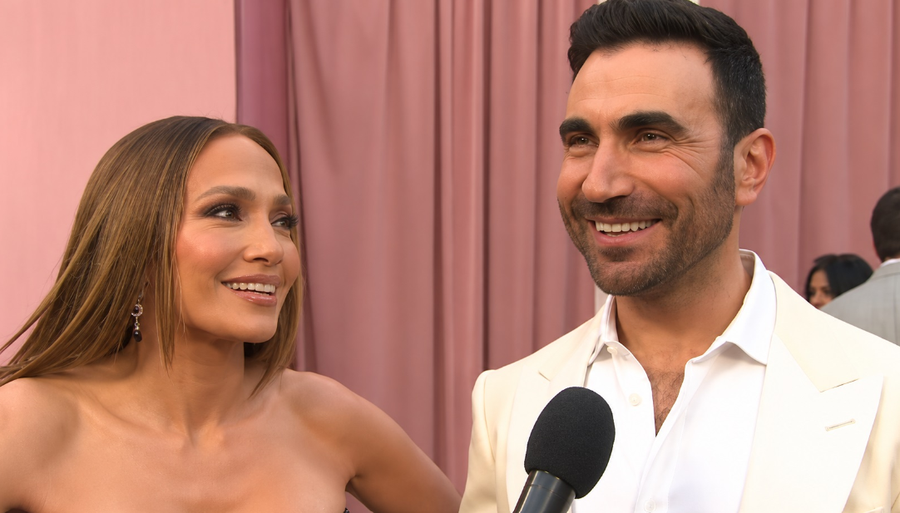 Jennifer Lopez și Brett Goldstein/ sursa foto: captură video interviu