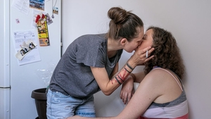 Scandalos! Ce au pățit Georgiana și Cătălina, două lesbiene din Brașov în timp ce se țineau de mână pe stradă