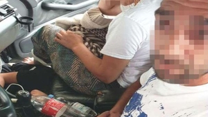 O femeie a încercat să își scoată ilegal copilul din țară. L-a ținut ascuns sub rochie