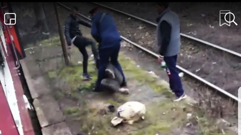 Imagini scandaloase! Un călător este bătut de controlor, într-o gară din Arad. Individul este lăsat lat pe peron!