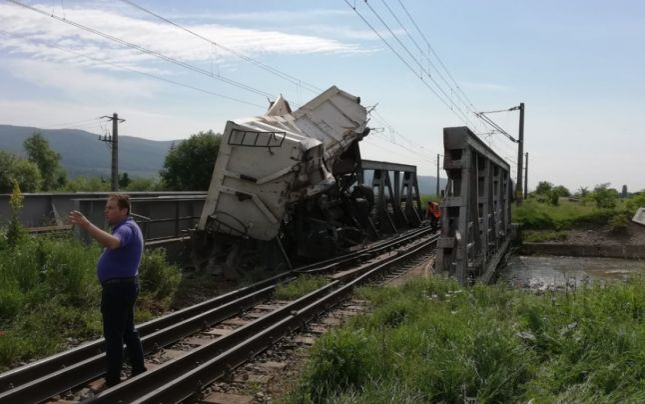 Accident pe calea ferată în județul Bacău. Locomotiva și un vagon al unui tren de persoane au deraiat, după impactul cu un camion
