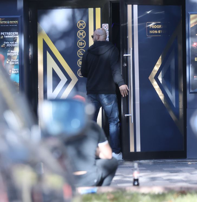 Înainte să intre, Giani Kiriță se uită dacă în zonă se află vreun apropiat (SURSA FOTO: CANCAN.RO)