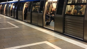Autoritățile, în alertă la metrou! O femeie s-a aruncat în fața trenului