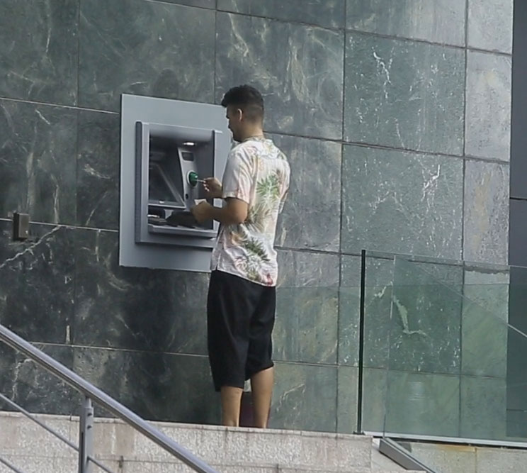 Tudor Chirilă a făcut ”blat” cu o angajată, pentru a scoate o sumă de bani de la bancomat!