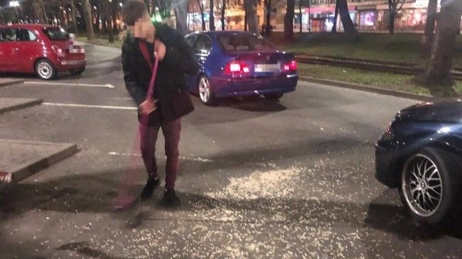 Ce i-au făcut polițiștii locali din Arad unei femei care scuipa coji de semințe pe jos