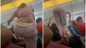 Incident bizar într-un avion. O femeie a călcat, la propriu, mai mulți pasageri, după ce a vrut să ajungă la geam: ”A ţinut-o tot aşa timp de şapte ore, cât a durat zborul”
