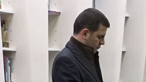 Izolat la guvernare de colegul Tăriceanu, viceprim-ministrul ALDE s-a refugiat în… Adjunctul lui Grindeanu, singur şi trist la mall!