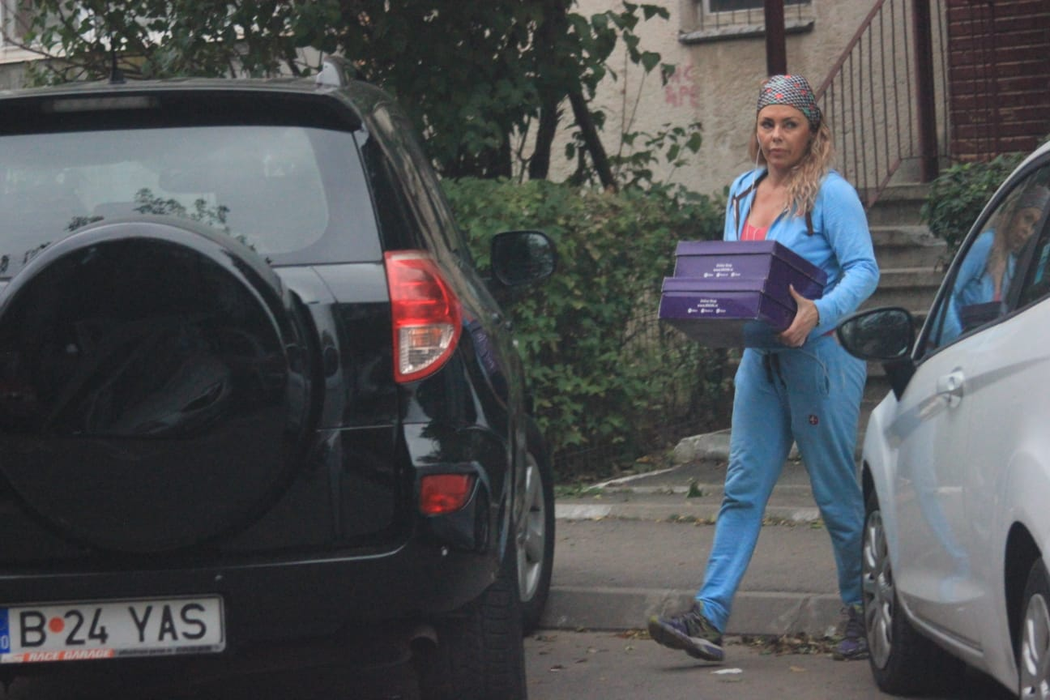 Jasmine își mută lucrurile din apartament