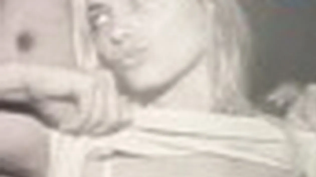 A INSELAT-O? Uite cum a fost fotografiat in compania unei blonde sexy! Si-a ridicat bluza in prezenta lui si...