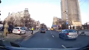 O filmare din trafic a devenit virală pe internet, după ce o polițistă a oprit în intersecție un șofer nevinovat