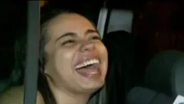 VIDEO Beata manga! O soferita dezbracata nu stie de capul ei si rade cu gura la urechi din masina politiei! Vezi in ce hal face de fata cu televiziunile!