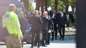 S-a dat pachet, dar cu ”frână”. Ce s-a împărțit la înmormântarea lui Ion Iliescu? Doar 20 de oficialități au primit