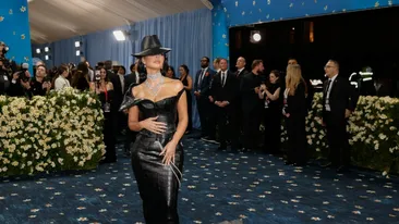 Ținuta lui Kim Kardashian, călcată de un bodyguard la Met Gala 2025. Cum a reacționat vedeta imediat. Imagini video
