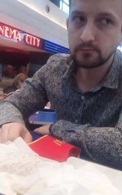 A observat zilnic un tânăr care lua masa într-un mall din Bucureşti. Deşi venea mereu singur, bărbatul atârna de spătarul scaunului haina unei femei. Şi-a făcut curaj şi l-a întrebat ce e cu el şi de ce face asta în fiecare zi! E cutremurător ce răspuns a primit