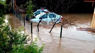 Ploaia torențială a făcut ravagii la Tismana. Trei mașini de poliție au ajuns sub apă