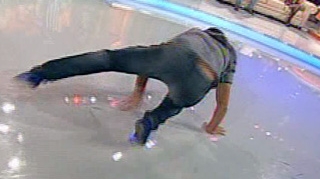 Imagini dementiale cu taximetristul violat! S-a apucat sa danseze breakdance "pe sistem turbo" pentru a-si impresiona sotia!