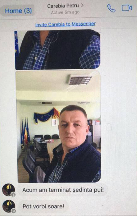 Petru Carebia s-a pozat în ipostaze intime.