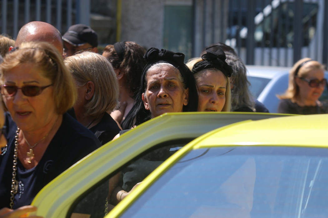Nelu Ploieșteanu, transfigurat de durere în ziua înmormântarii fiului său. Și-a ținut minute bune mâna în zona inimii