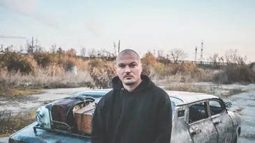 Puya, ipostază amuzantă într-o spălătorie! Cum a fost surprins artistul