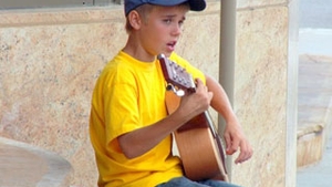 Uite-l pe Justin Bieber pe vremea cand era pe strazi cu chitara pentru a face un ban!